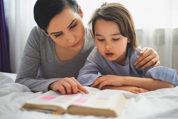 Madre Hija Leyendo Biblia Orando Rodillas Cerca Cama —  Fotos de Stock