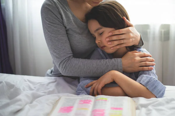 Mãe Sua Filha Lendo Bíblia Orando Joelhos Perto Cama — Fotografia de Stock