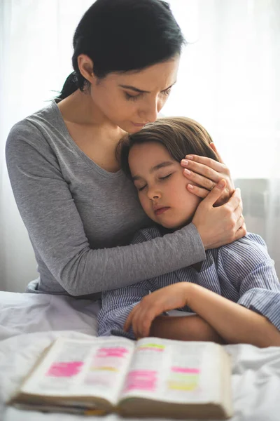 Madre Hija Leyendo Biblia Orando Rodillas Cerca Cama — Foto de Stock