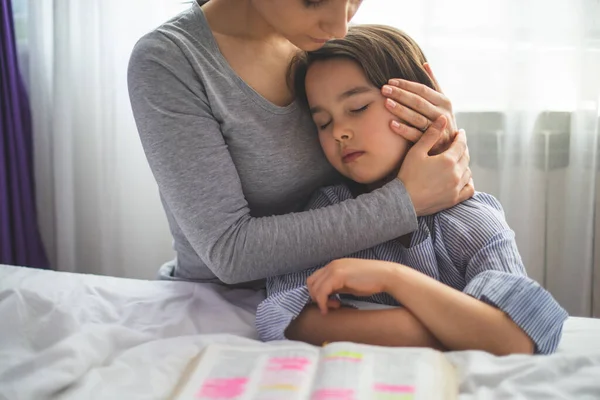 Mãe Sua Filha Lendo Bíblia Orando Joelhos Perto Cama — Fotografia de Stock