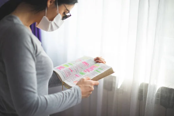 Kobieta Kwarantannie Maską Czytająca Biblii Modląca Się — Zdjęcie stockowe