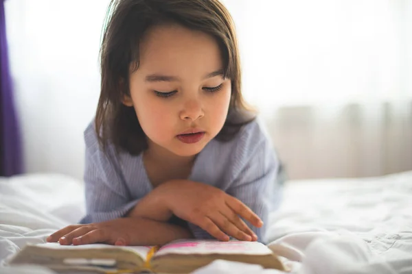 Bambina Che Legge Dalla Bibbia Mentre Letto Mattina — Foto Stock