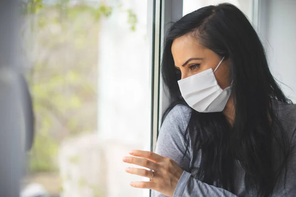 Quarantaine Vrouw Met Chirurgisch Masker Staan Naast Het Raam Kijken — Stockfoto