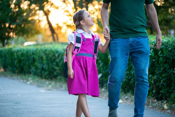 Pierwszy Dzień Szkole Ojciec Prowadzi Małą Dziewczynkę Pierwszej Klasie — Zdjęcie stockowe