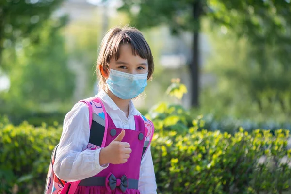 Klein Schoolmeisje Gaat Terug Naar School Een Pandemie Met Een — Stockfoto