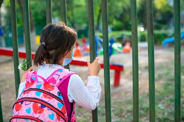 Klein Schoolmeisje Zit Naast Het Schoolhek Wachten Terug Gaan Naar — Stockfoto