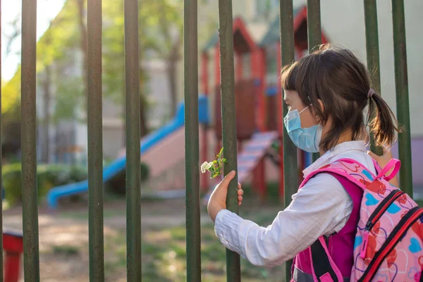 Klein Schoolmeisje Zit Naast Het Schoolhek Wachten Terug Gaan Naar — Stockfoto