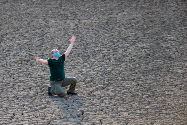 Muž Zvedne Ruce Modlí Déšť Suché Zemi — Stock fotografie