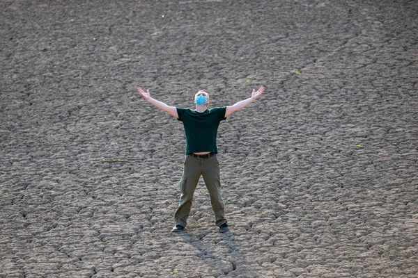 Homme Lève Les Mains Prie Pour Pluie Sur Terre Ferme — Photo