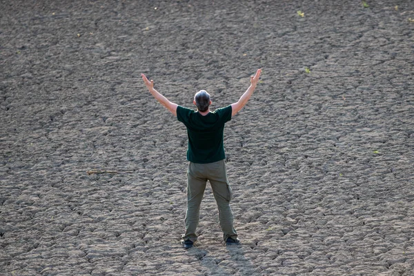 Homme Lève Les Mains Prie Pour Pluie Sur Terre Ferme — Photo