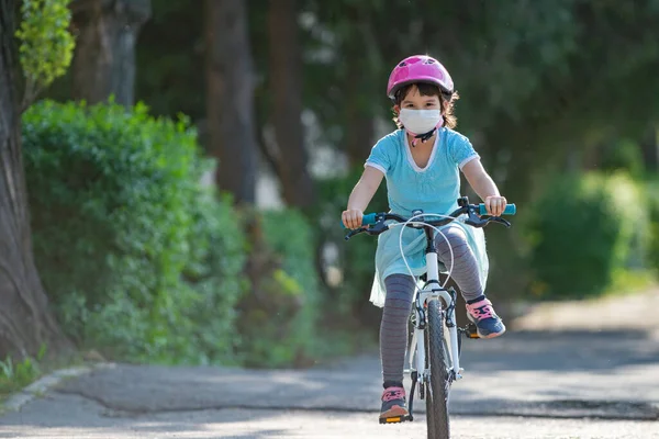 Liten Flicka Skyddande Medicinsk Mask Rider Cykel — Stockfoto