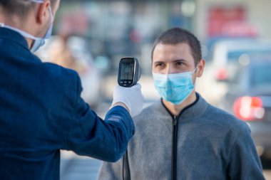 İnsan süpermarketinde sıcaklık kontrolü, termal kameralı bakkal. Ziyaretçi müşterinin vücut sıcaklığını izlemek için görüntü izleme tarayıcısı