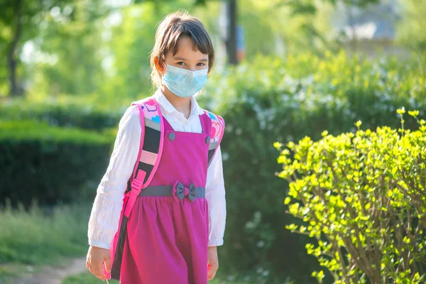 Klein Schoolmeisje Gaat Terug Naar School Een Pandemie Met Een — Stockfoto