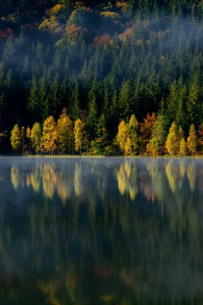 山の中の秋の風景と木は セント アナの湖 ルーマニアの水に反映されます — ストック写真