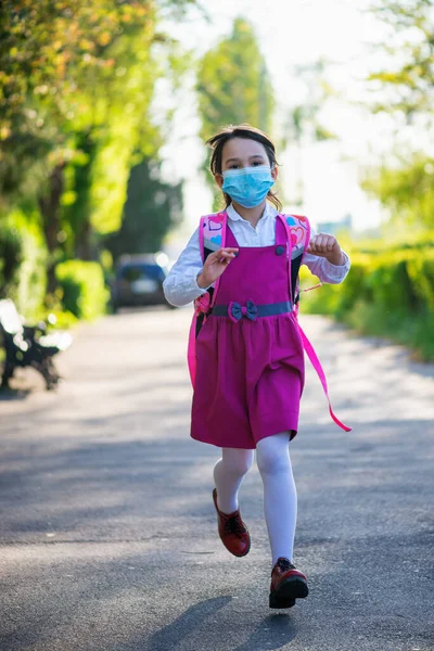 Kleines Schulmädchen Geht Nach Ausbruch Der Pandemie Mit Mundschutz Zurück — Stockfoto