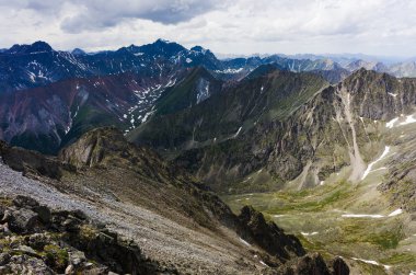 Yaz aylarında dağların zirveleri