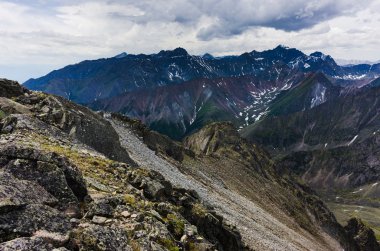 Yaz aylarında dağların zirveleri