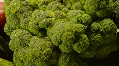 Taze sebzeler masada.