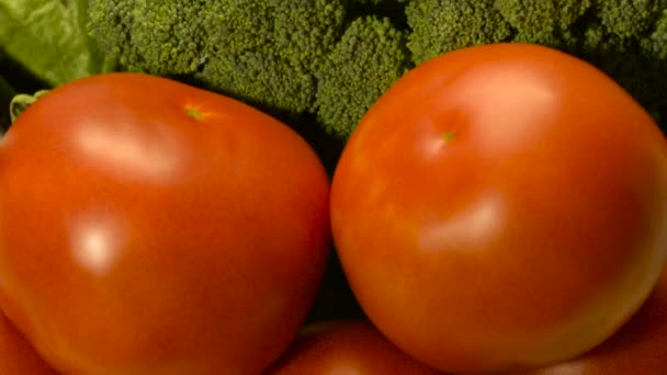 Verduras frescas sobre la mesa — Vídeo de stock