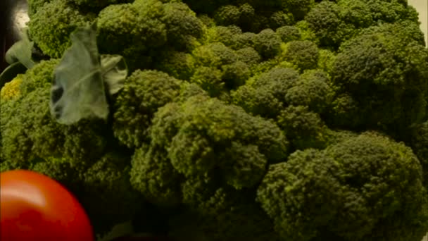 Färska grönsaker på bordet — Stockvideo