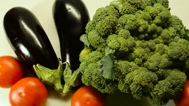 Verduras frescas sobre la mesa — Vídeo de stock