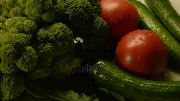 Verduras frescas sobre la mesa — Vídeo de stock