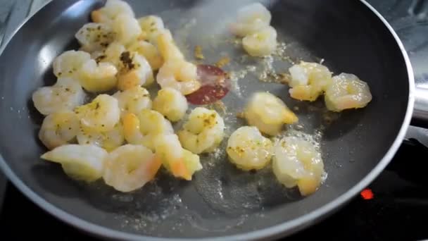 Жареные креветки на сковородке — стоковое видео
