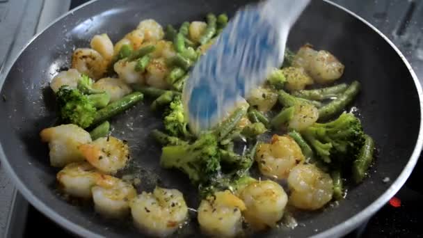 Смажені креветки на сковороді — стокове відео