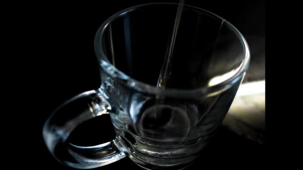 Διαφανή κούπα με το νερό — Αρχείο Βίντεο