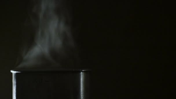 Weißer Dampf aus einem Wasserkocher — Stockvideo