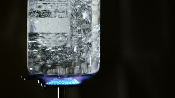 Kochendes Wasser in einem transparenten Glas — Stockvideo