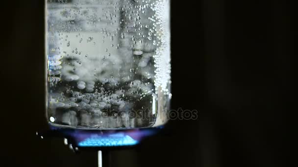 Agua hirviendo en un vaso transparente — Vídeos de Stock