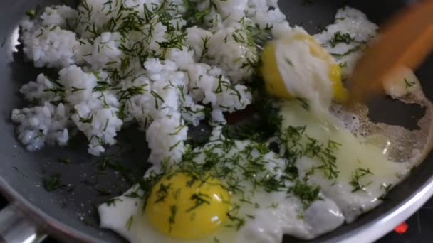 Жареное яйцо с рисом — стоковое видео