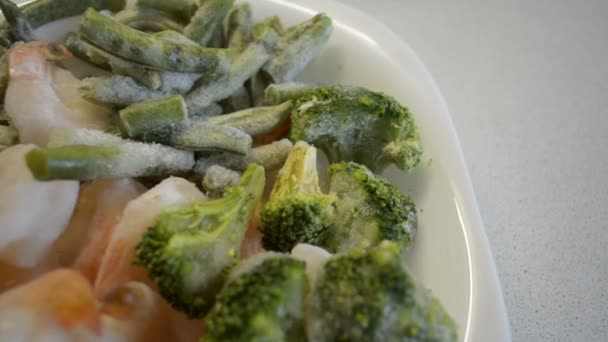 Frysta räkor broccoli och bönor — Stockvideo