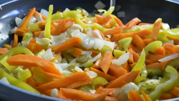 Légumes différents dans une poêle — Video