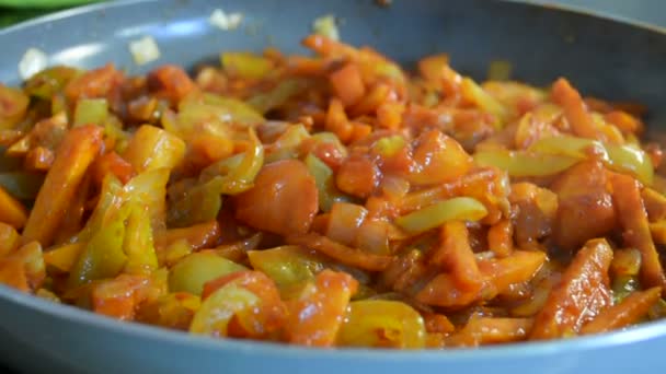 油锅里的不同蔬菜 — 图库视频影像