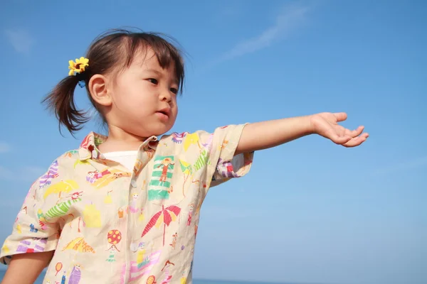 Japon kız (1 yaşındaki deniz kenarında ayakta) — Stok fotoğraf