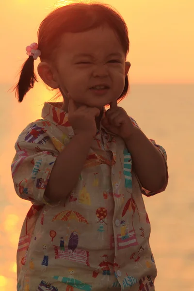 Japansk flicka vid havet i rött (1 år gammal) — Stockfoto