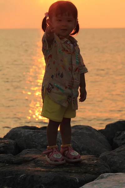 Japansk flicka vid havet i rött (1 år gammal) — Stockfoto