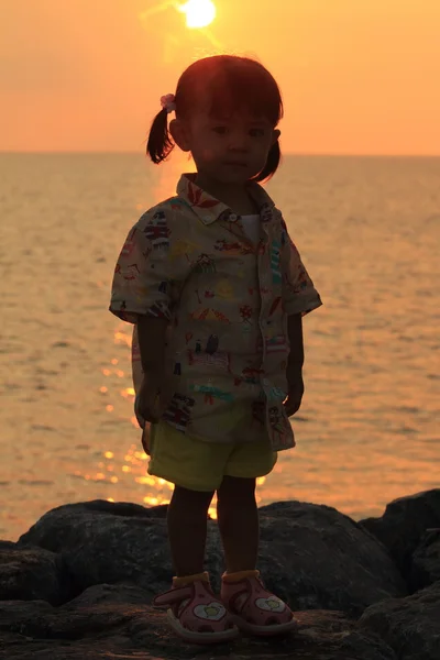 Japanisches Mädchen steht in Rot am Meer (1 Jahr alt)) — Stockfoto