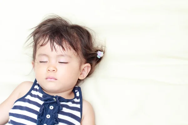 Slapende Japanse meisje (1 jaar oud) — Stockfoto