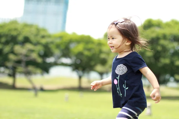 Menina japonesa andando na grama (1 ano de idade ) — Fotografia de Stock