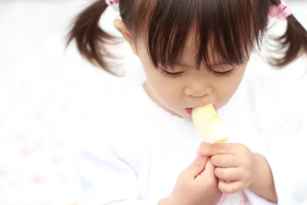 Japans meisje eten een appel (1 jaar oud) — Stockfoto