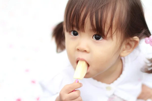 Japanisches Mädchen isst einen Apfel (1 Jahr alt)) — Stockfoto