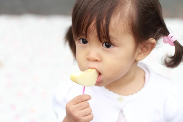 Menina japonesa comendo uma maçã (1 ano de idade ) — Fotografia de Stock