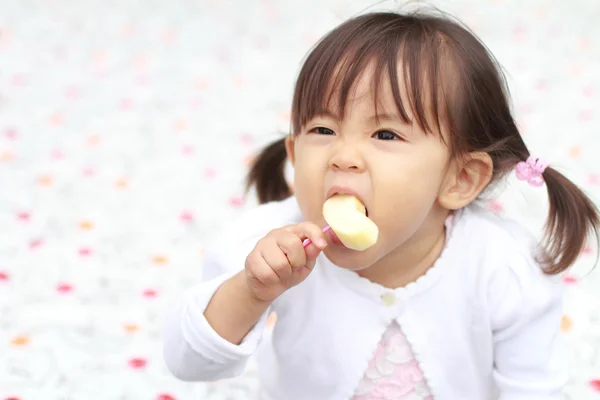 Chica japonesa comiendo una manzana (1 año de edad ) — Foto de Stock