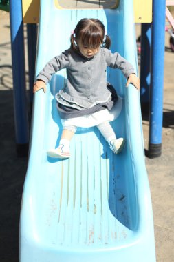 Slaytta yer alan (1 yaşındaki Japon kız)