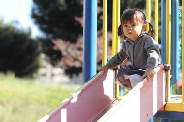 Slaytta yer alan (1 yaşındaki Japon kız)