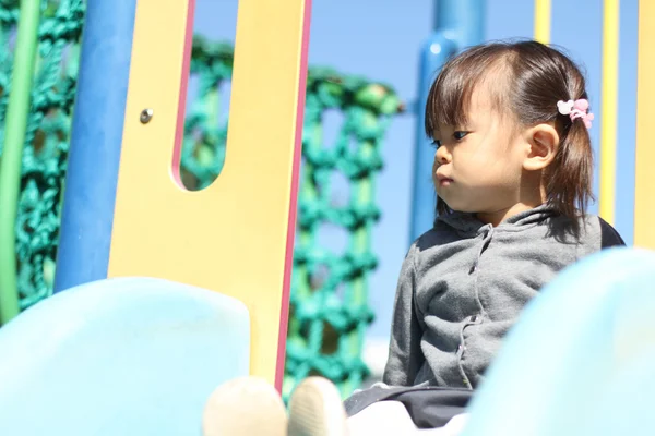 Menina japonesa no slide (1 ano de idade ) — Fotografia de Stock