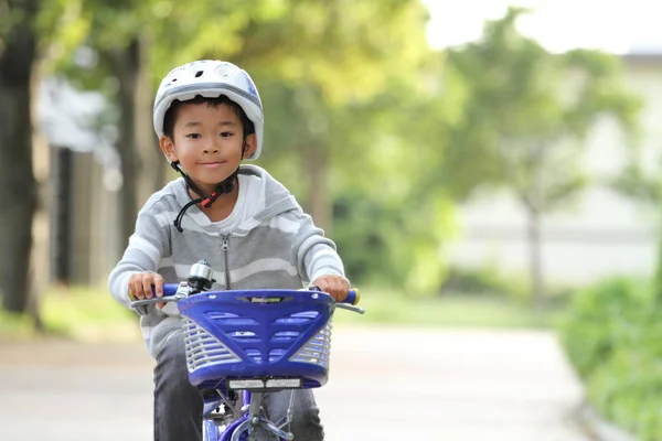 Japanischer Junge auf dem Fahrrad (erste Klasse der Grundschule)) — Stockfoto